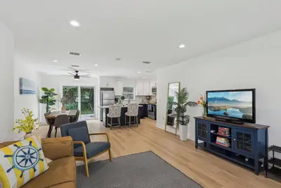 Image de 3 bed/2 bath Walk to Beach Home! Perfect location!