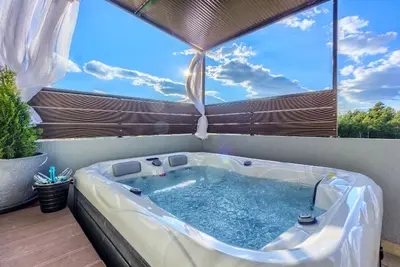 Image de New, modern apartment with Hot Tub