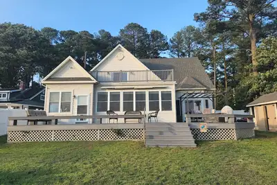 Image de Waterfront home with dock, gazebo, and fenced yard