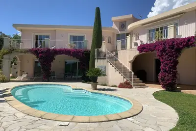 Image de Superbe villa avec piscine et vue imprenable.