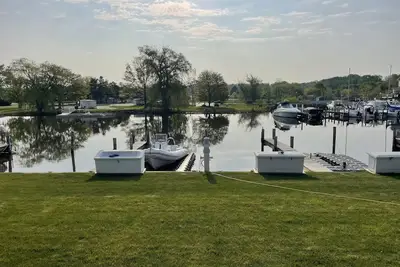 Image de 0n the river near the bridge. July and August are weekly rentals