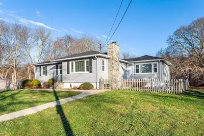 Image de Updated home with Private Yard, 3 living rooms & short drive to beach