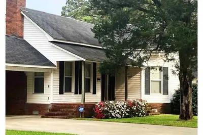 Image de Luxury Victorian Home: King Master Suite Ez Access