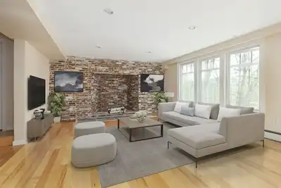 Image de Tranquility and convenience in a coveted neighborhood in the Boston area
