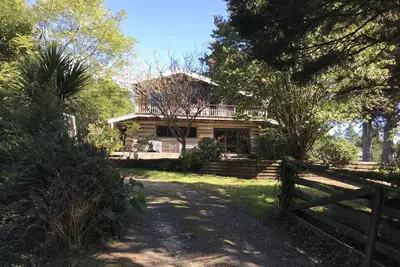 Image de Large, genuine, Log House. 857 Church Rd. Kaitaia