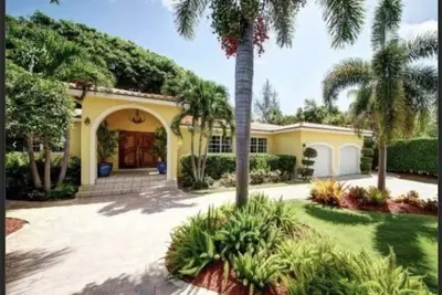 Image de Lush gardens on the Earmen River with heated pool