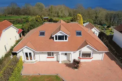 Image de Stunning Luxury Detached Coastal Home With Exclusive Sea Views. +Luxury Hot Tub