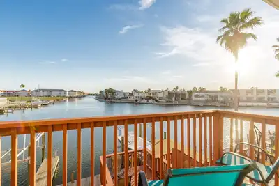 Image de Private Balcony, Beautiful Canal Views, Perfect for Night Fishing