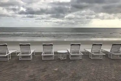 Image de Paradise in Nsb Oceanfront balcony stunning sunrise views Prime No Drive Beach