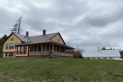 Image de Post and Beam House with access to acres of land. Ample parking & new kitchen.