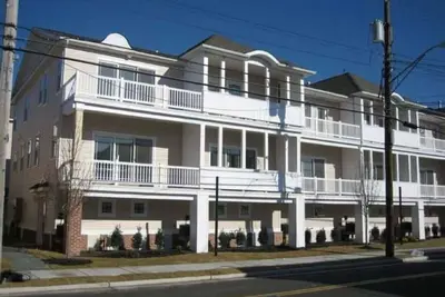 Image de New! Corner Townhouse: 3br, 2 balcony home, 2 blocks to beach!