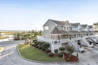 Image de Beautiful Riverside Retreat on St Marys River, just a short walk to town & ferry