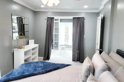 Image de Beautifully Updated West Plaza Home. 3bd 2bth, w/ 2 Cal King. Perfect location!