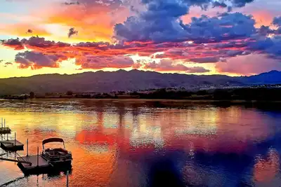 Image de Large Riverfront with private dock, views, large lot and in a prime location! !