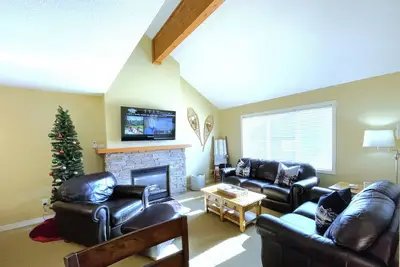 Image de Village Centre Executive Townhome with Private Hot Tub