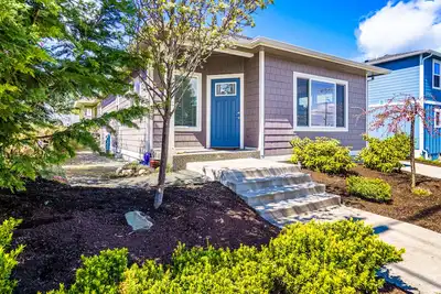Image de Cute cottage, peek-a-boo view close to everything Anacortes has to offer.