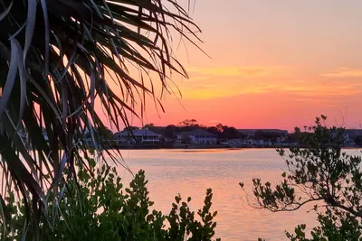 Image de Centrally located quiet neighborhood, private pool, near restaurants & parks.