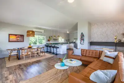Image de Work & Play Across from Perfect North Shore Beach