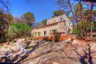 Image de Maison dans la foret avec Piscine et jeux enfants