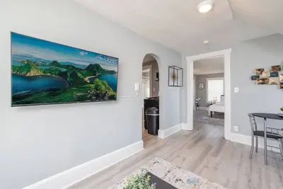 Image de Vibrant 1bd 1ba \/ Stay near Cox Hospital