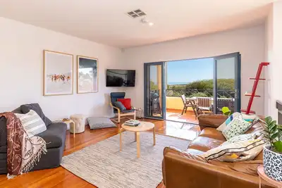 Image de Ocean views and serenity in a relaxed beachside home!