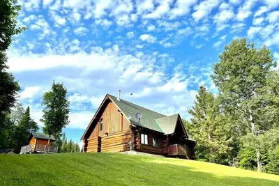 Image de Dog friendly • 100 acres of private woods • hiking trails • sleeps 8 • play set