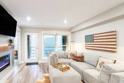 Image de Modern, Chic Dream Location | Electric Fireplace, Covered Parking, Elevator | 3 Mins To Skiing!