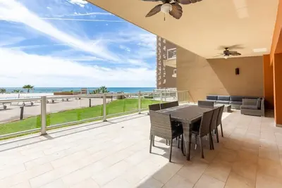 Image de Poolside Perfection: Ground Floor Condo with Bunk Bed Area, Ground Floor Condo Steps From the Pools