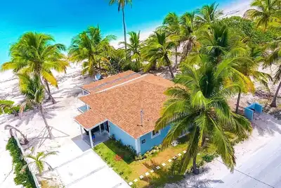 Image de 2 bedroom 2 bathroom beach house, beach right at your door steps,