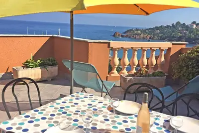 Image de 3\/4 pièces 55m², toit terrasse de 28m², climatisé, vue mer et Estérel