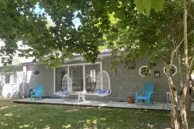 Image de 4-bedroom Montauk Beach vacation home steps to private beach Dogs/kids welcome!