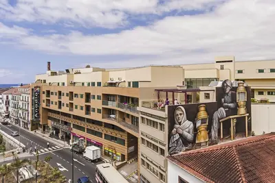 Image de An entire building in the centre of Funchal, Drapes Design.