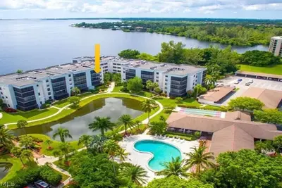 Image de Beautiful condo located directly on the River with pool side & lake views
