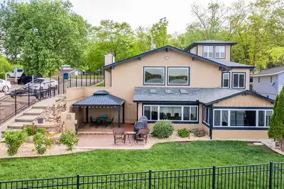 Image de Lakefront Oasis-Miles of Main Channel Views, Fenced Yard, Xtra Suite, Game Room!