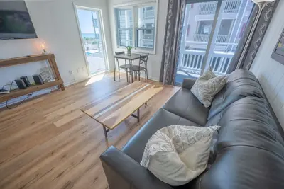 Image de Updated Oceanview Modern Decor, Private Balcony!
