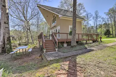 Image de Cozy Creekside Cabin w\/ Grill: Fish & Explore!
