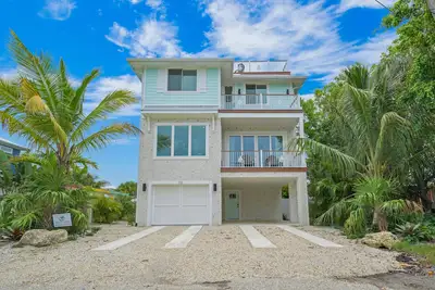 Image de Brand-new 7 bedroom luxury rental home on Anna Maria Island!