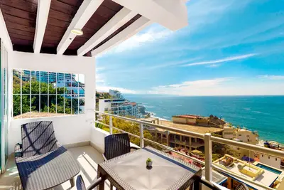 Image de Modern & bright condo with ocean views & pool - walk to the beach