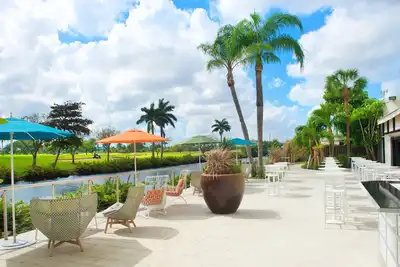 Image de The Perfect Group Escape! 4 Beautiful Units, Pool, Near Miami Seaplane Base!