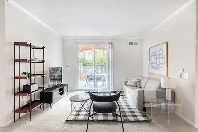 Image de Neat Sunnyvale 2br w/ Pool, Gym, walk to Caltrain & Shops, by Blueground