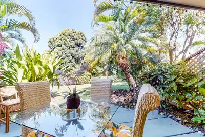 Image de Amazing escape with lagoon pool, hot tub, tennis, Ac & great location