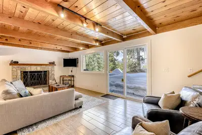 Image de Quiet Neighborhood - Lake Retreat W\/ Stunning Views, New Deck, Easy Ski Access