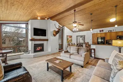Image de Dulany 406~Top-Floor Mountain Retreat~Steps from the Gondola!