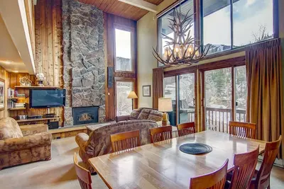 Image de Hike/Bike In/Out Th wAmazing Views-Heated Pool-Hot Tub-Gym-Deck-Covered Parking-W/D-Fireplace