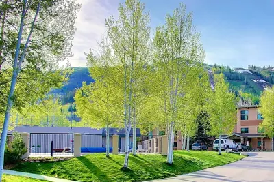 Image de Ski In/Out Th w/Floor 2 Ceiling Views-Heated Pool-Hot Tub-Gym-Town Shuttle-Covered Parking-Fireplace