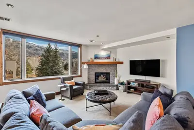 Image de Ac w/Mtn Views! Heated Pool-HotTub-Gym-Garage-Elevator-Grill-W/D-2 EnSuites-Walk 2 Mtn/Town Bus Stop