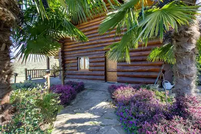 Image de Chalet de charme avec étang privé : pêche, nature et détente au cœur du Périgord