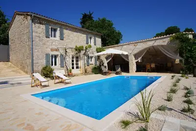 Image de Villa Alisia, Wunderschönes Natursteinhaus mit Pool bei Pore?