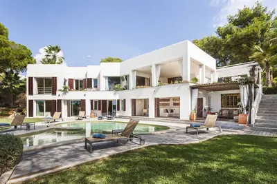 Image de Fantastische Moderne Villa, 5 Dz mit Schönem Aussenbereich, Zugang zum Meer