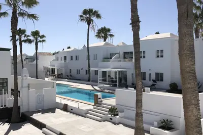Image de Nouveau Sea Breeze Apartment à la plage de sable doré/restaurants, piscine, Wifi gratuit
